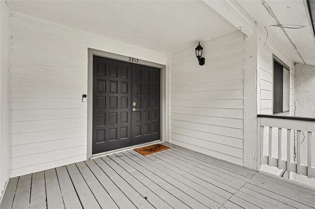 Building Photo - 3813 Paces Ferry W