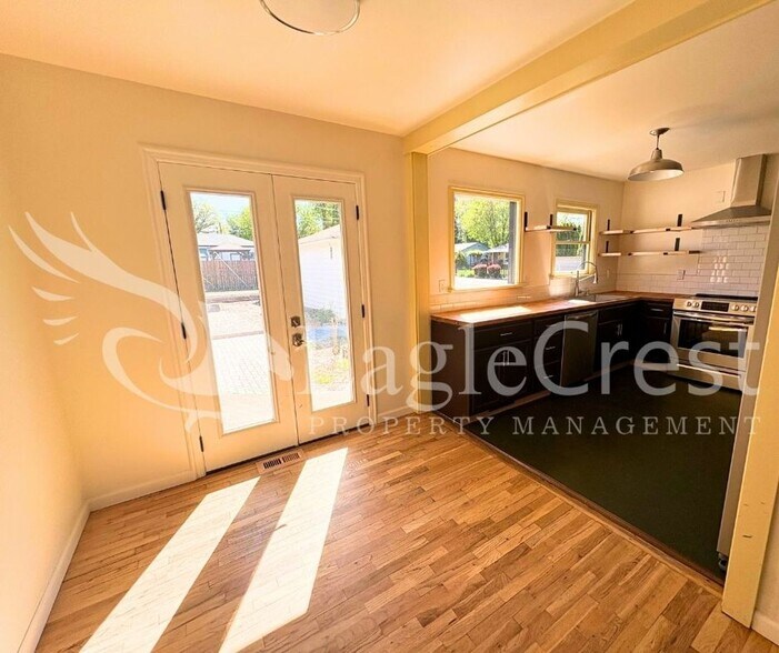 Building Photo - Charming 2 Bed, 2 Bath Home with Updated Kitchen & Outdoor Living Space