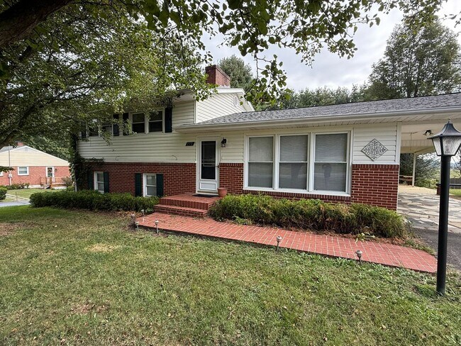 Primary Photo - Spacious 4BR/2BA Tri-Level Home in Histori...