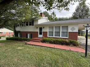 Building Photo - Spacious 4BR/2BA Tri-Level Home in Histori...