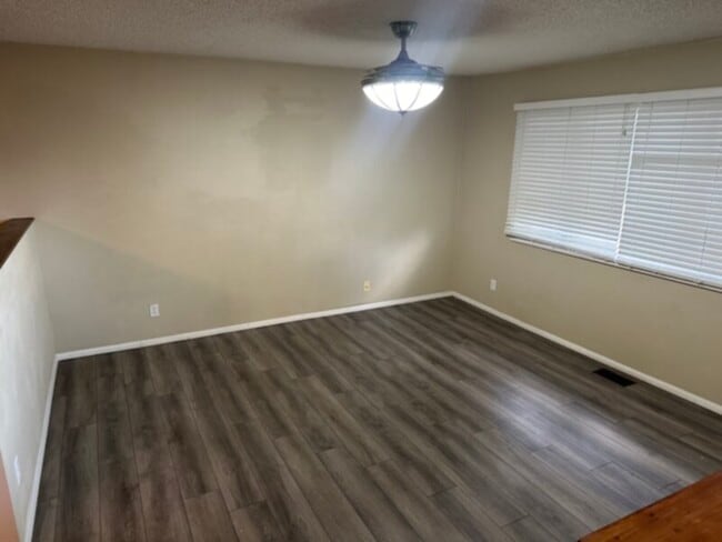Building Photo - 4 BED, 2 BATH HOUSE Spacious inside and ou...