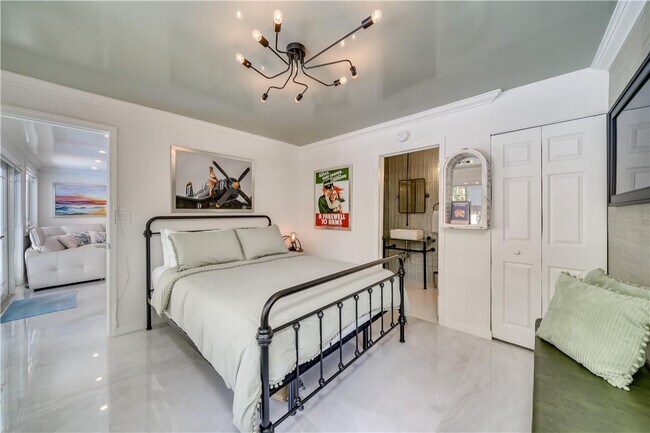 Building Photo - 417 NE 15th Ave