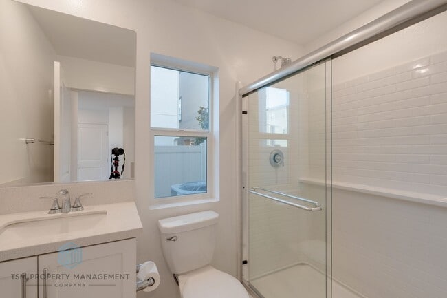 Building Photo - 4 Bed 3.5 Bath Detached House in South El Monte!