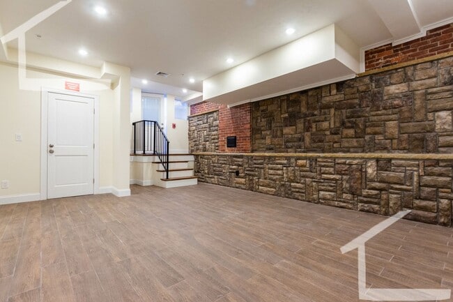 Building Photo - Charming, Renovated Apt near C-Line with 2...