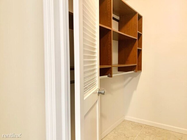 Building Photo - 3 br, 3 bath Townhome - 2314 W Bancroft Ct
