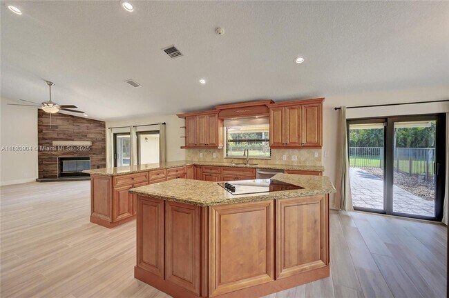 Building Photo - 7120 Hialeah Ln