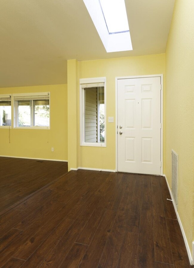 Building Photo - 3 bedroom in Bellevue WA 98006