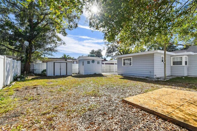 Building Photo - 6817 N Sterling Ave