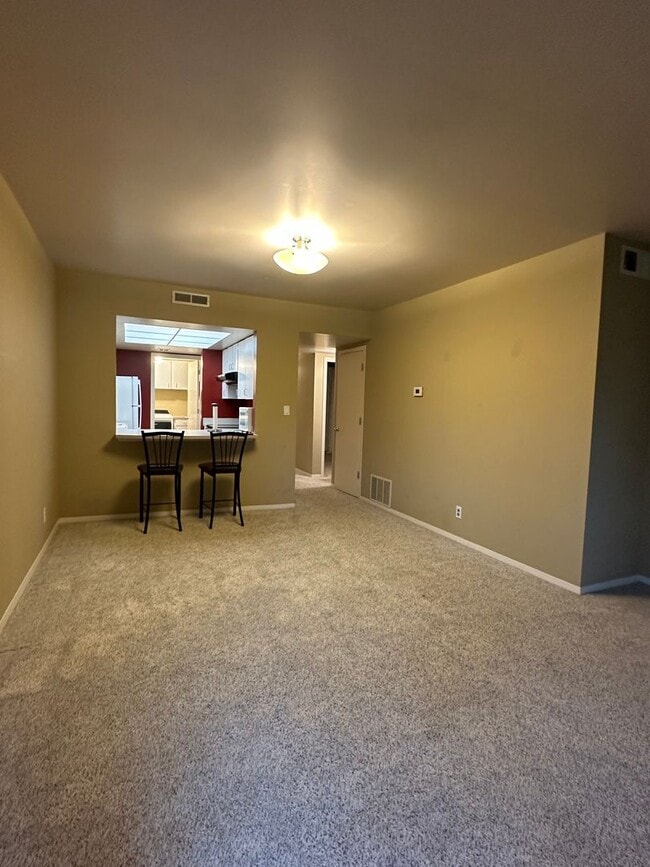Building Photo - 2 Bedroom Quintet Condo off West Burnside ...