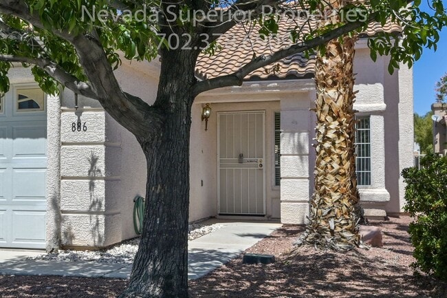 Building Photo - SE Single Story 3 Bedroom Home!!! Low Main...