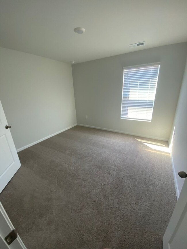 Building Photo - Available now!!! **$1000 off first months rent with acceptable credit and application**