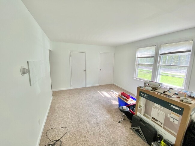 Building Photo - 146 Ethan Allen Pkwy