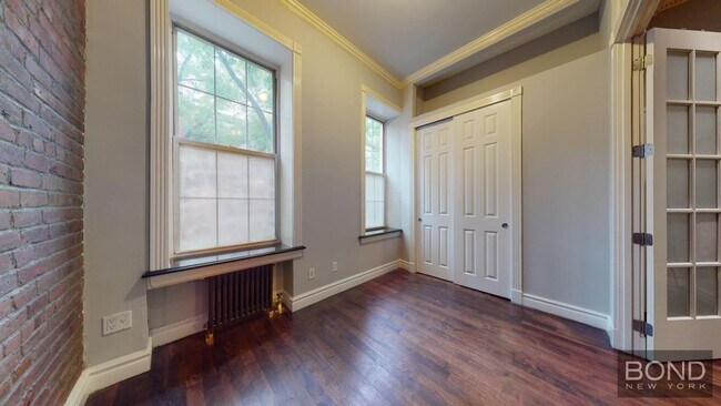 Building Photo - 350 W 21st St