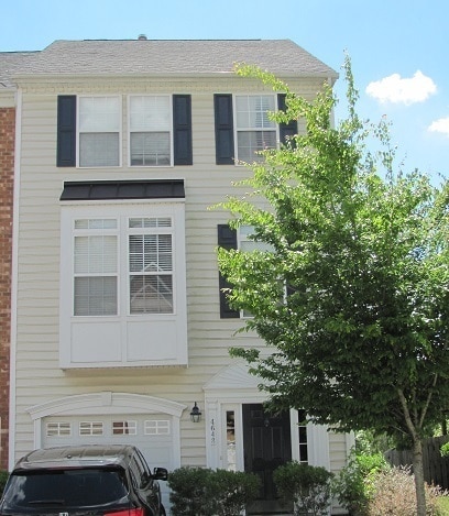 Building Photo - Available NOW - Must See Townhome in Liberty Crossing!