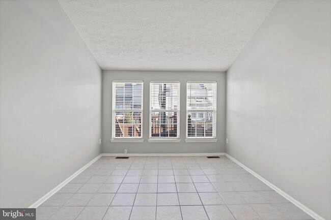 Building Photo - 5030 Finsbury Rd