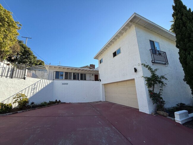 Building Photo - Ventura Hillside Beauty with 3 bedrooms, a...