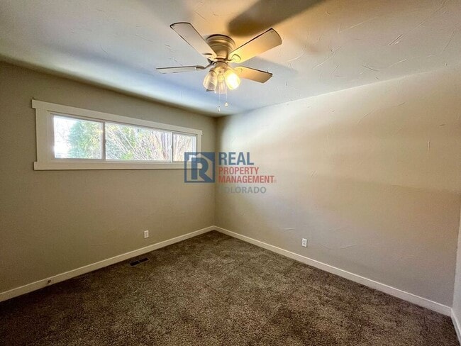 Building Photo - 324 Davie Dr