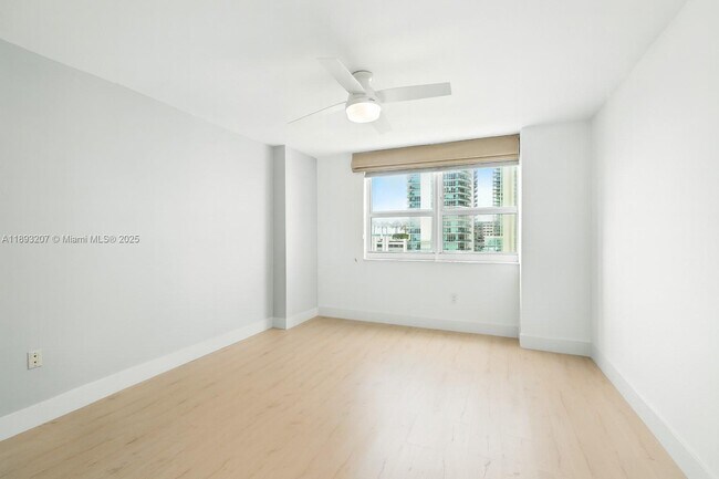 Building Photo - 1155 Brickell Bay Dr