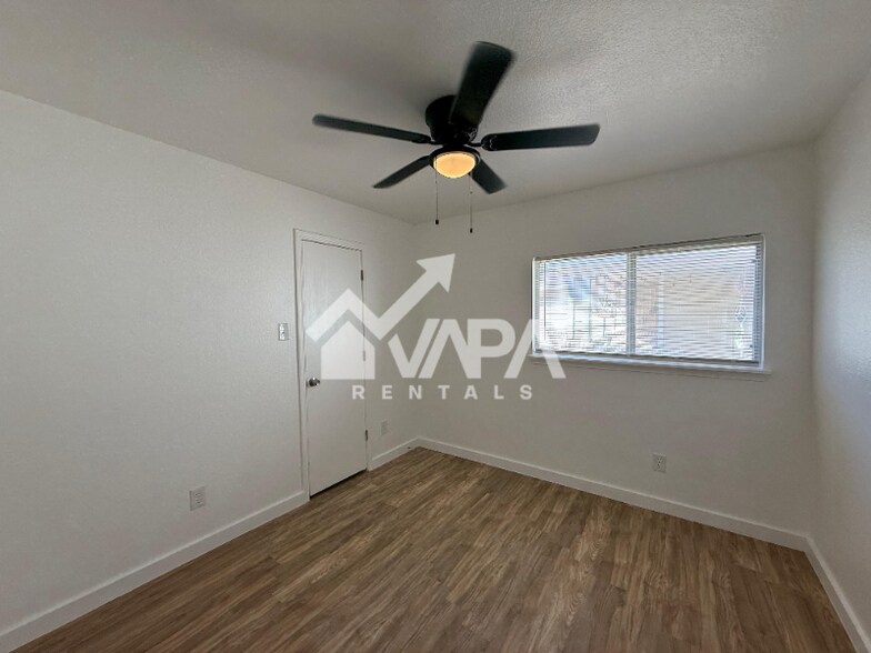 Building Photo - 10311 Shady Meadows