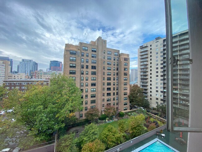 Building Photo - Light and Bright 1 bedroom 1 bath condo first hill