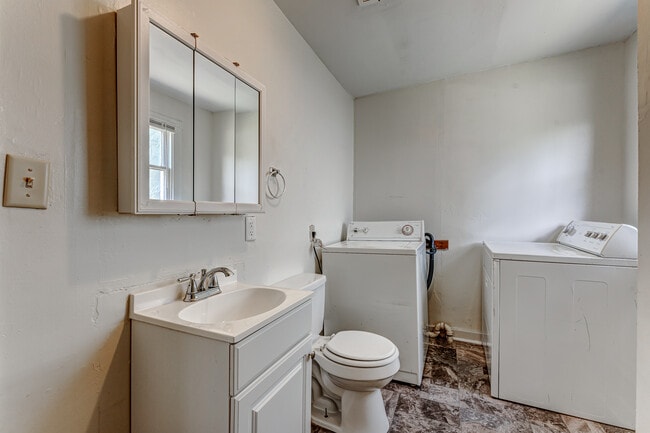 Building Photo - 975 Dorsey Ave
