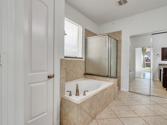 Building Photo - 28655 Maple Red Dr