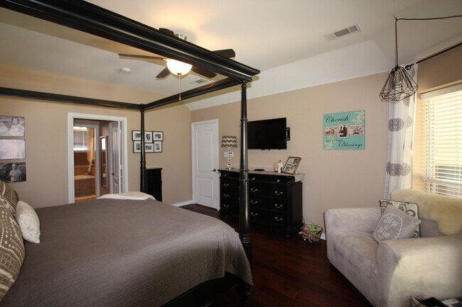 Building Photo - Lease Takeover Opportunity Available: Stun...
