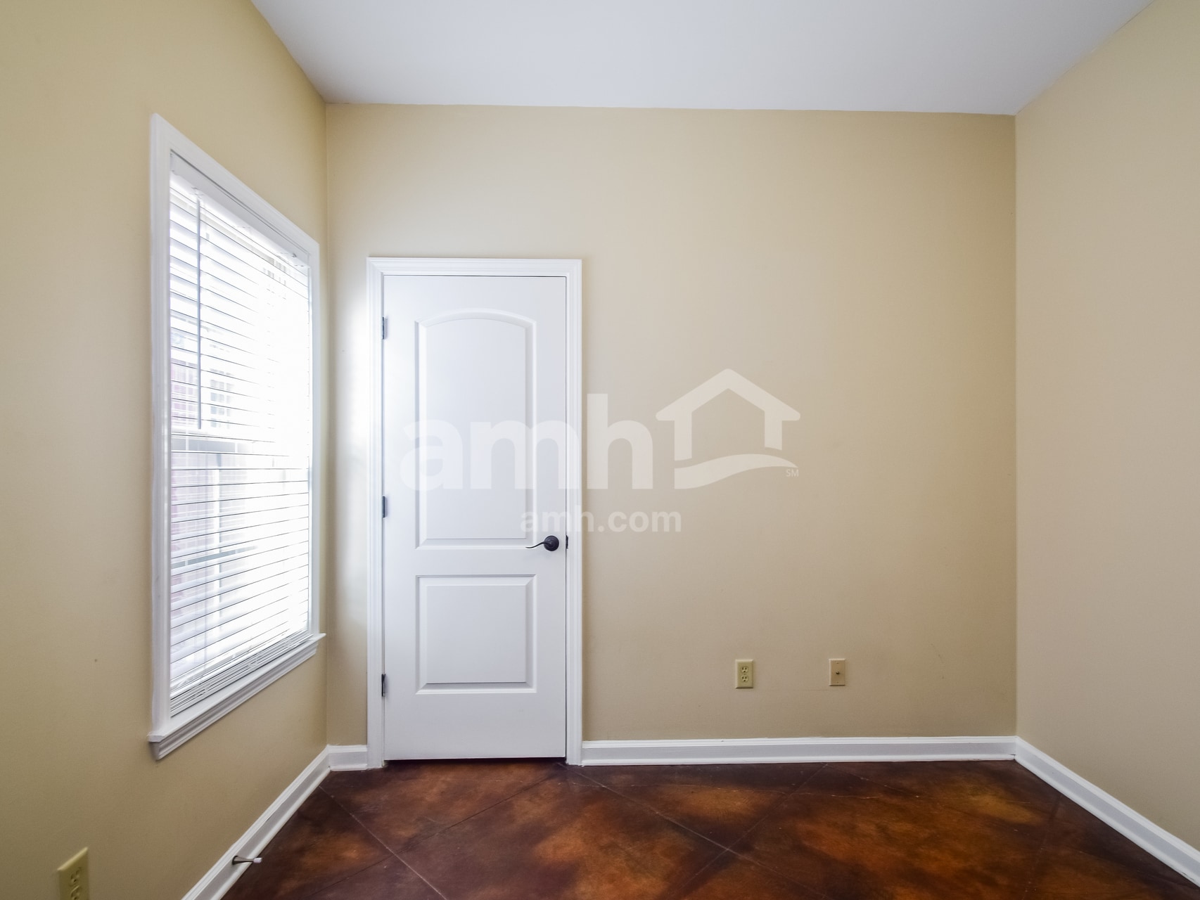 Building Photo - 2406 Lake Garden Dr