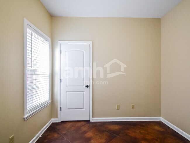 Building Photo - 2406 Lake Garden Dr