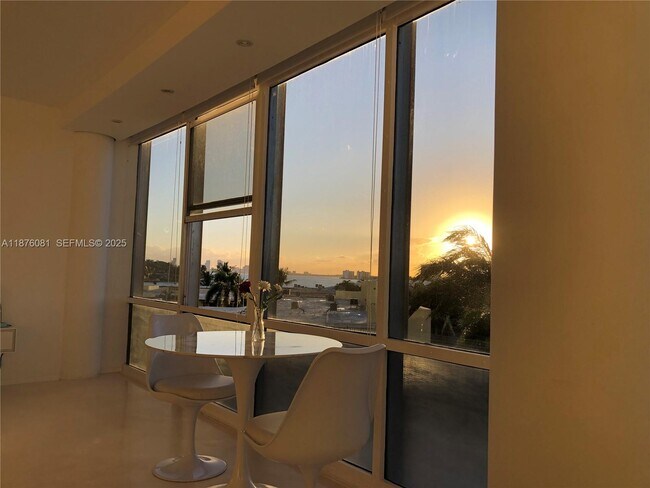 Building Photo - 900 Bay Dr