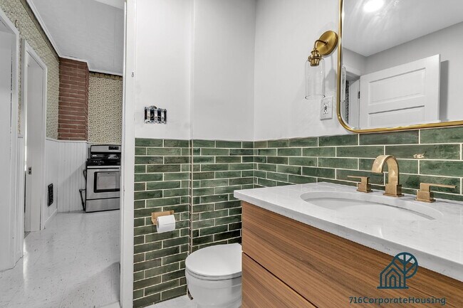 Building Photo - Furnished 3-Bedroom Lower Apartment on Bird Ave