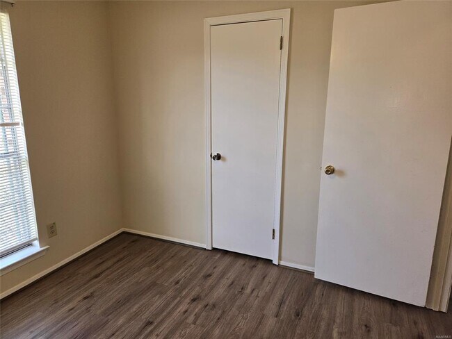 Building Photo - 262 Joyce St