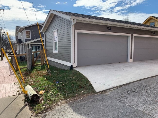Building Photo - 523 Fatherland St
