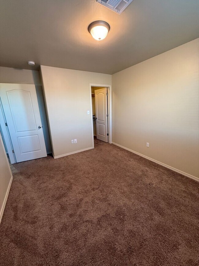 Building Photo - Charming 3BD/2.5BA with Garage in Legends West - Available Now!