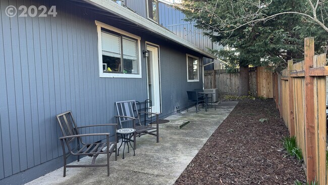 Building Photo - 5529 SE 68th Ave
