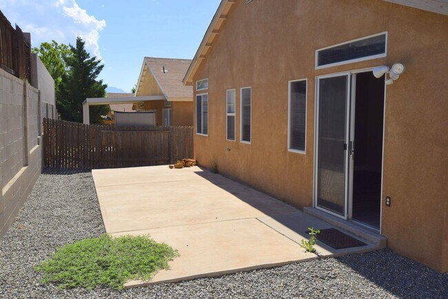 Building Photo - Great Area, 3 Bedroom, 2 Bath with major kitchen appliances.