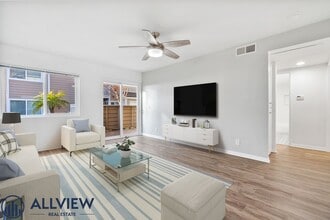 Building Photo - Remodeled 2 Bed, 2 Bath Condo with Ocean V...