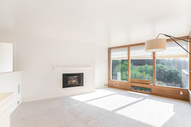 Building Photo - 5120 NE 54th St
