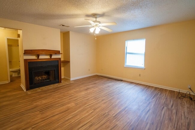 Building Photo - 1500 Twin Lakes Cir