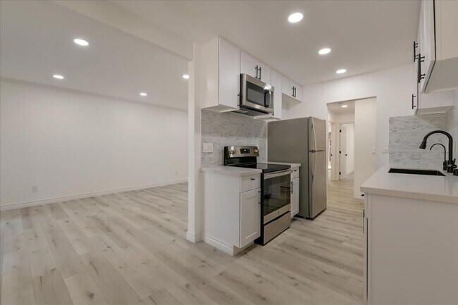 Building Photo - 9175 Campina Dr