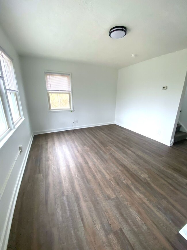 Building Photo - Renovated Split Level Townhome!