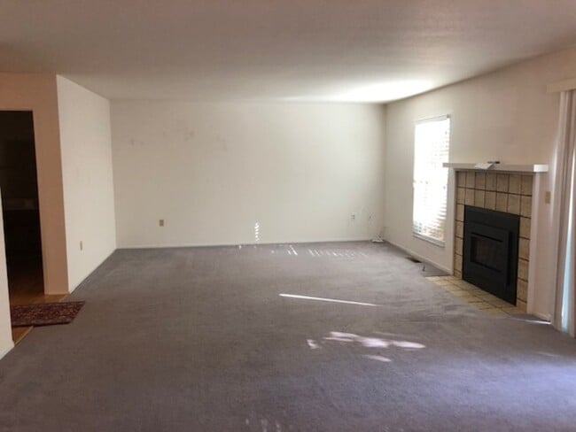 Building Photo - 1304 Foothill Dr