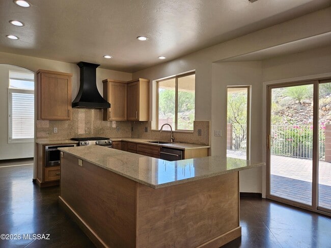 Building Photo - 4389 N Sunset Cliff Dr