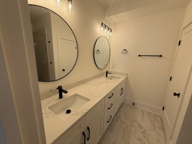 Building Photo - "Spacious 3-Bed, 3.5-Bath in the heart of East Nash
