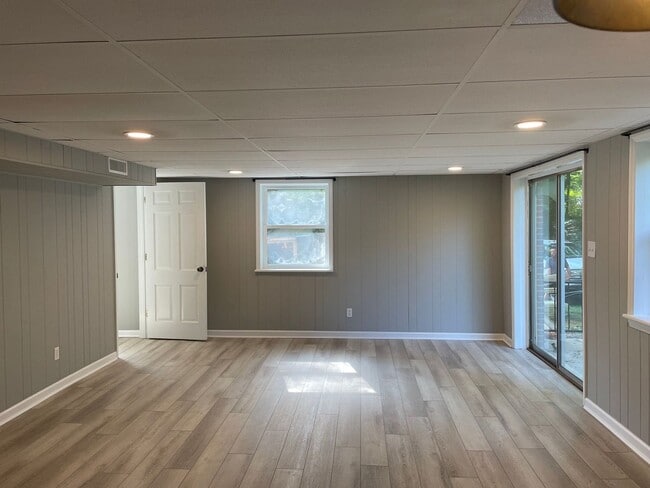 Building Photo - 7942 Lake Vista Dr