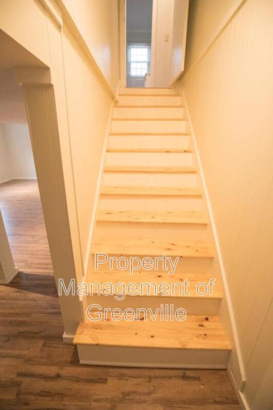 Building Photo - 121 Scarlett St