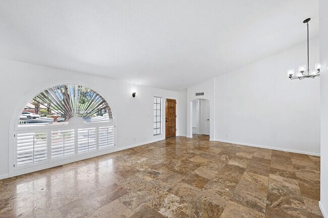 Building Photo - SPARKLING PRIVATE POOL, BEAUTIFUL HOME, UNBEATABLE LOCATION!