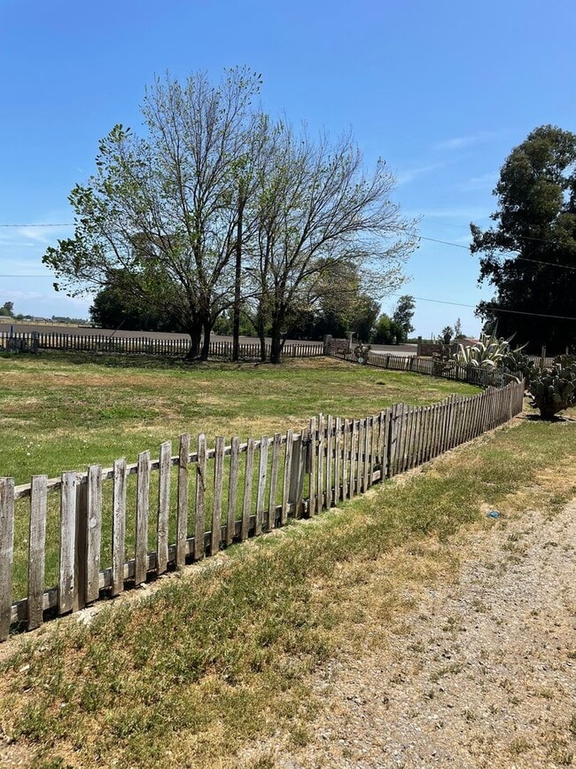 Building Photo - Beautiful Country-Style Home in Dos Palos,...