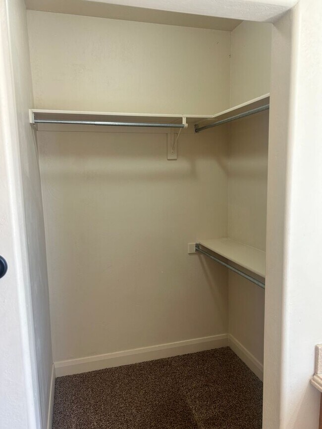 Building Photo - La Verkin Charm!