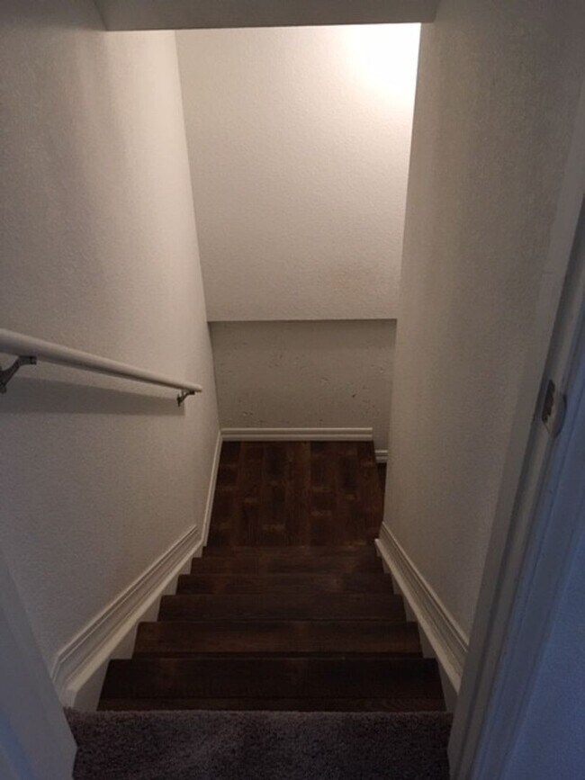 Building Photo - Beautiful 3 Bed/4 Bath Townhome in Longmon...